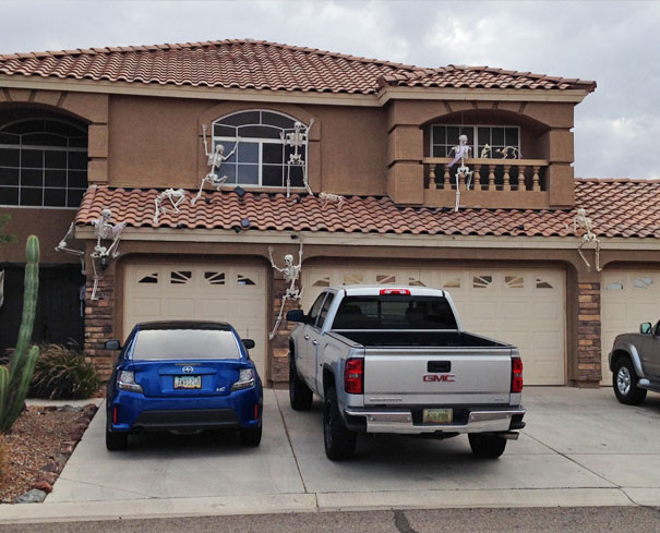House In My Neighboorhood Attacked By Skeletons