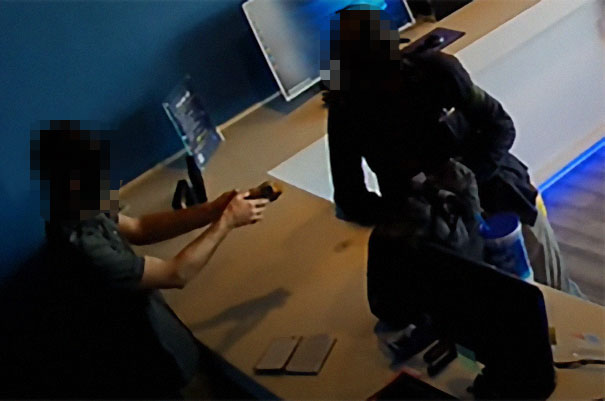 deaf-guy-begging-food-computer-shop-101 deaf-guy-begging-food-computer-shop-101