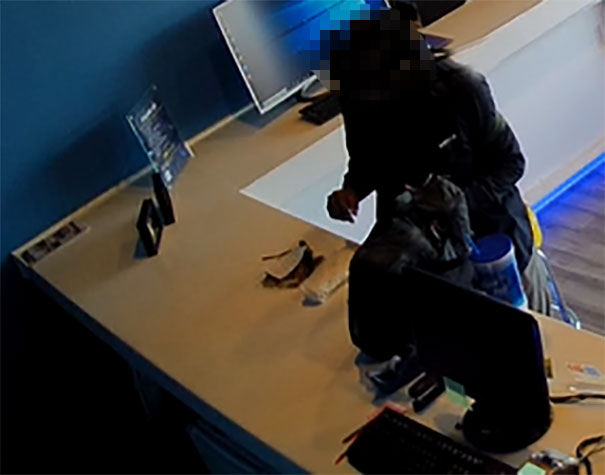 deaf-guy-begging-food-computer-shop-102