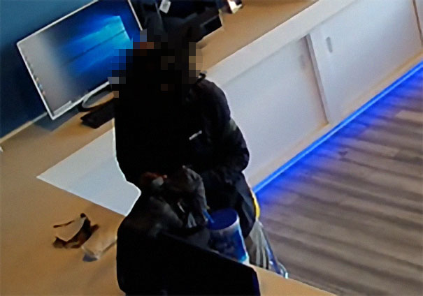 deaf-guy-begging-food-computer-shop-103