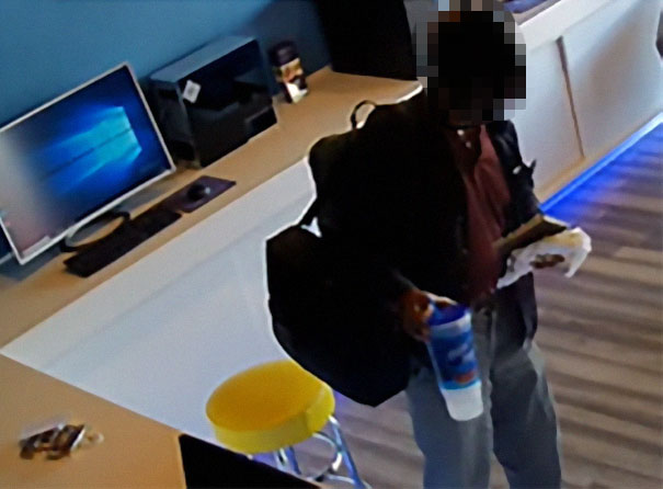 deaf-guy-begging-food-computer-shop-104