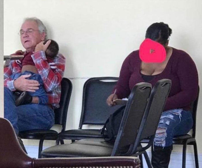 This Man Offered To Hold Woman's Baby While She Filled Out Paperwork At The Doctor's Office