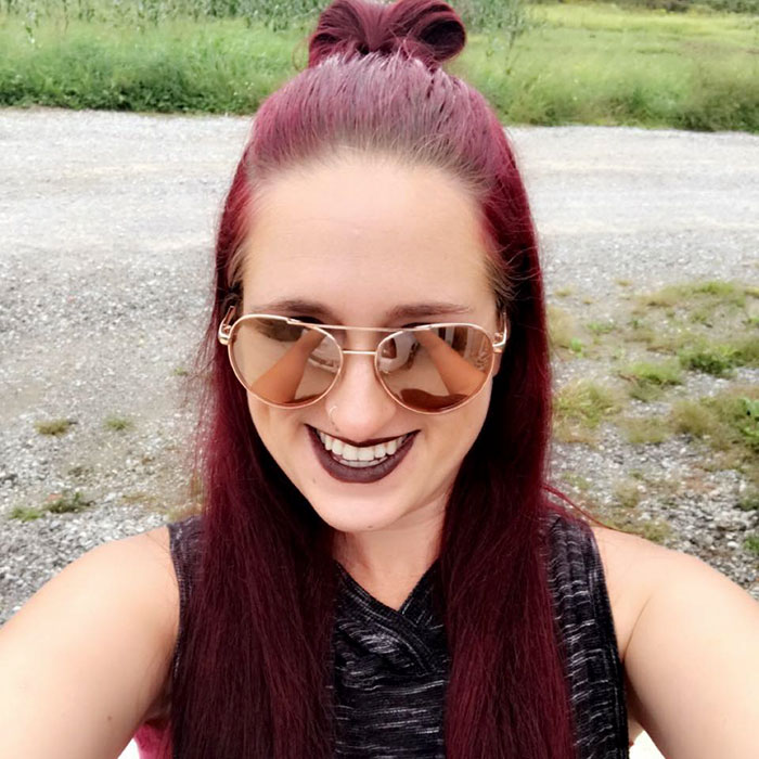 Girl Dresses Up In Green For School Picture Day And The Results Make Mom Laugh Hysterically Girl Dresses Up In Green For School Picture Day And The Results Make Mom Laugh Hysterically