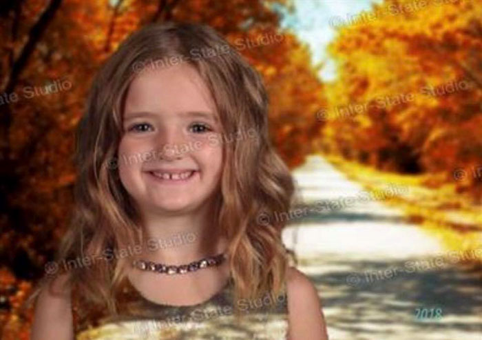 Girl Dresses Up In Green For School Picture Day And The Results Make Mom Laugh Hysterically Girl Dresses Up In Green For School Picture Day And The Results Make Mom Laugh Hysterically