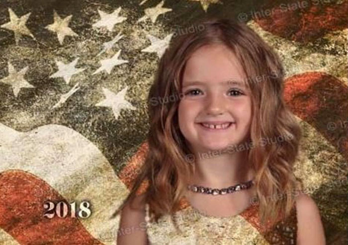 Girl Dresses Up In Green For School Picture Day And The Results Make Mom Laugh Hysterically Girl Dresses Up In Green For School Picture Day And The Results Make Mom Laugh Hysterically