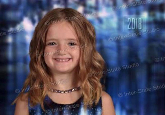 Girl Dresses Up In Green For School Picture Day And The Results Make Mom Laugh Hysterically Girl Dresses Up In Green For School Picture Day And The Results Make Mom Laugh Hysterically