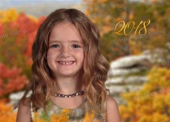 Girl Dresses Up In Green For School Picture Day And The Results Make Mom Laugh Hysterically Girl Dresses Up In Green For School Picture Day And The Results Make Mom Laugh Hysterically