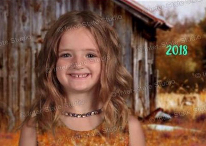 Girl Dresses Up In Green For School Picture Day And The Results Make Mom Laugh Hysterically Girl Dresses Up In Green For School Picture Day And The Results Make Mom Laugh Hysterically