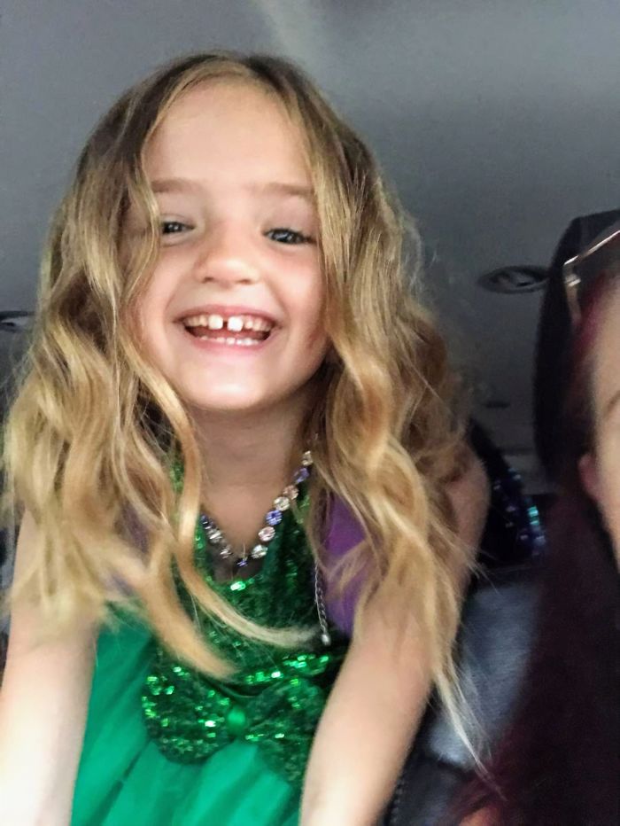 Girl Dresses Up In Green For School Picture Day And The Results Make Mom Laugh Hysterically Girl Dresses Up In Green For School Picture Day And The Results Make Mom Laugh Hysterically