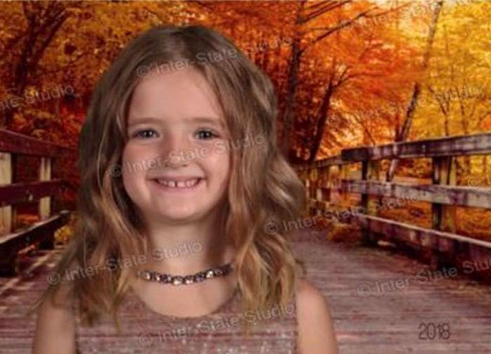 Girl Dresses Up In Green For School Picture Day And The Results Make Mom Laugh Hysterically Girl Dresses Up In Green For School Picture Day And The Results Make Mom Laugh Hysterically