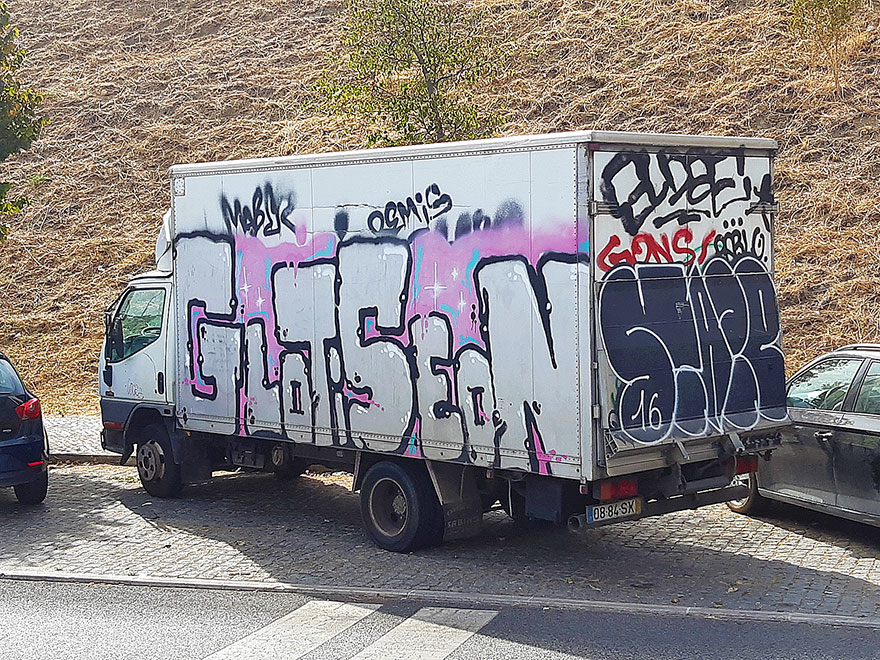 street-art-lisbon-rodras-burton-5