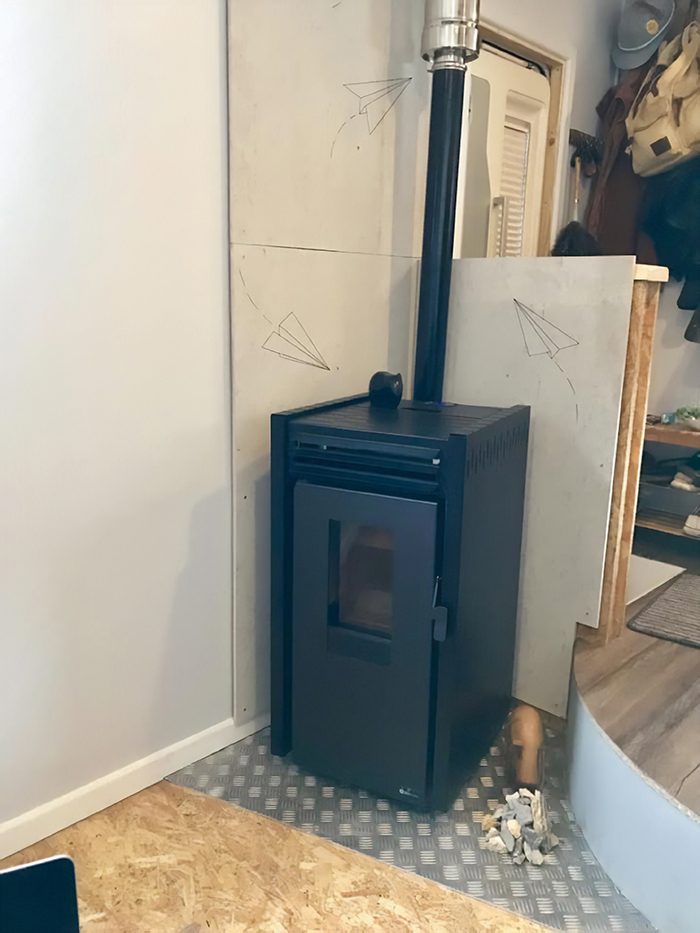 Couple Spends $25,000 To Convert Old Truck Into Mobile Home And It Looks Better Than Most Apartments Couple Spends $25,000 To Convert Old Truck Into Mobile Home And It Looks Better Than Most Apartments