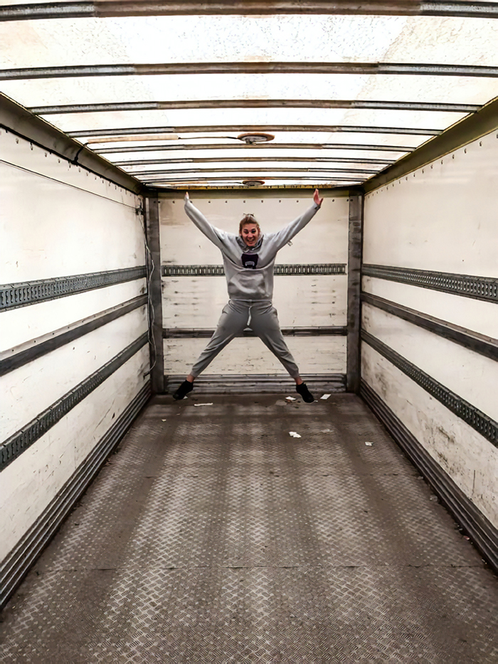 Couple Spends $25,000 To Convert Old Truck Into Mobile Home And It Looks Better Than Most Apartments Couple Spends $25,000 To Convert Old Truck Into Mobile Home And It Looks Better Than Most Apartments