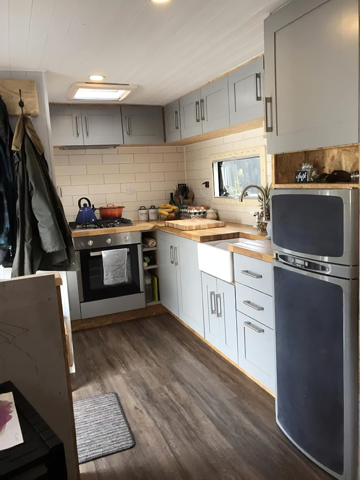 Couple Spends $25,000 To Convert Old Truck Into Mobile Home And It Looks Better Than Most Apartments Couple Spends $25,000 To Convert Old Truck Into Mobile Home And It Looks Better Than Most Apartments