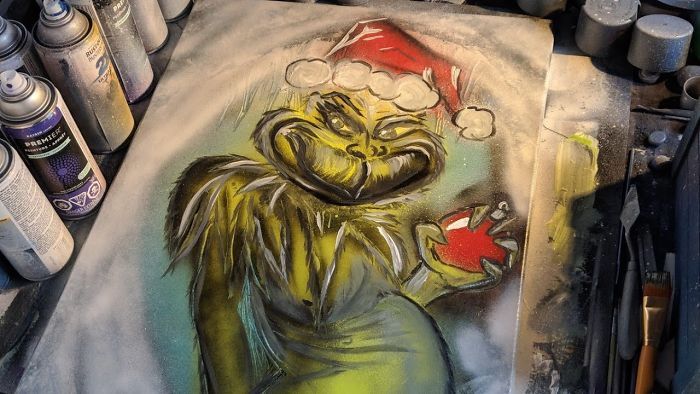 The Grinch Spray Paint Art To Get You Into The Christmas Spirit… A Little Early 😉