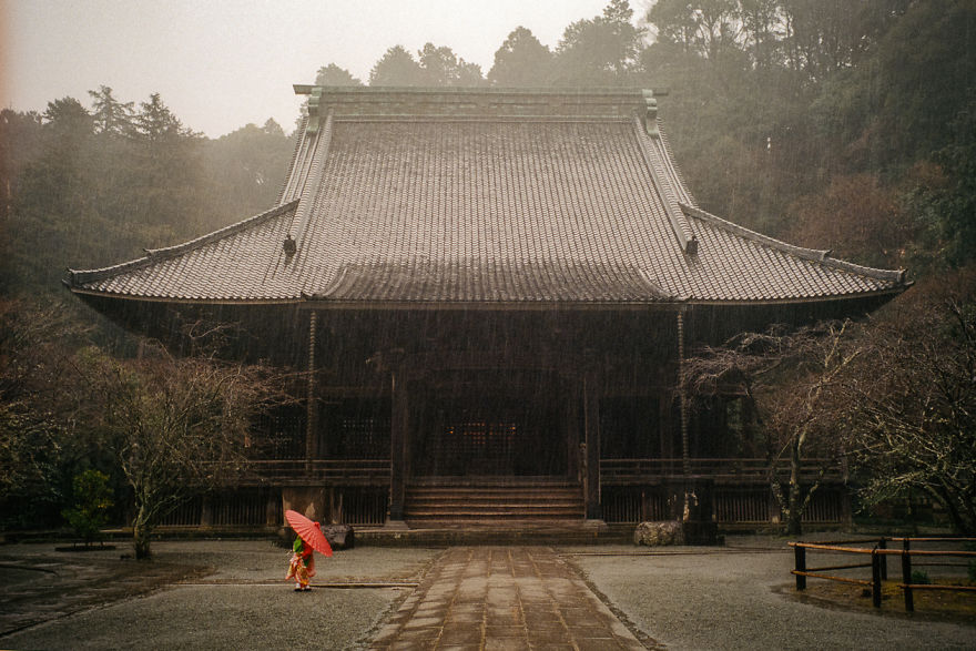 Japanese Photographer Manages To Show Bright Moments In Everyday Life In Japan