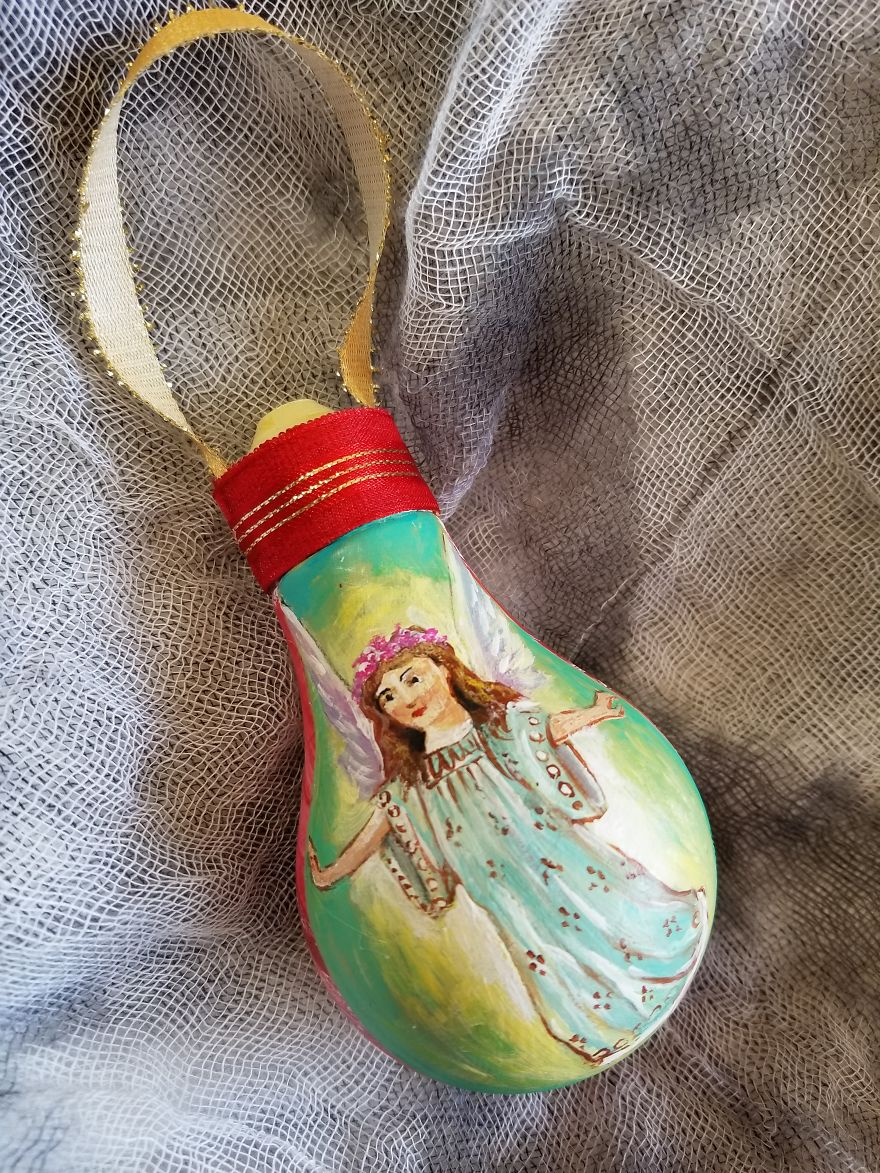 I Transform Burnt Out Light Bulbs Into Christmas Ornaments