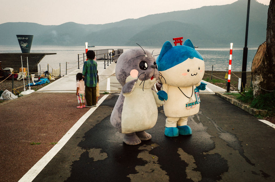 Japanese Photographer Manages To Show Bright Moments In Everyday Life In Japan