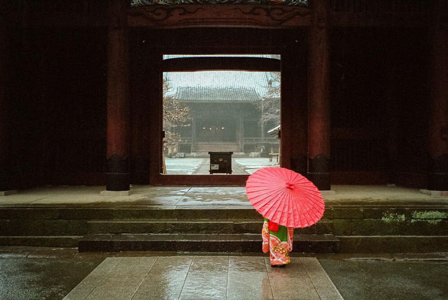 Japanese Photographer Manages To Show Bright Moments In Everyday Life In Japan