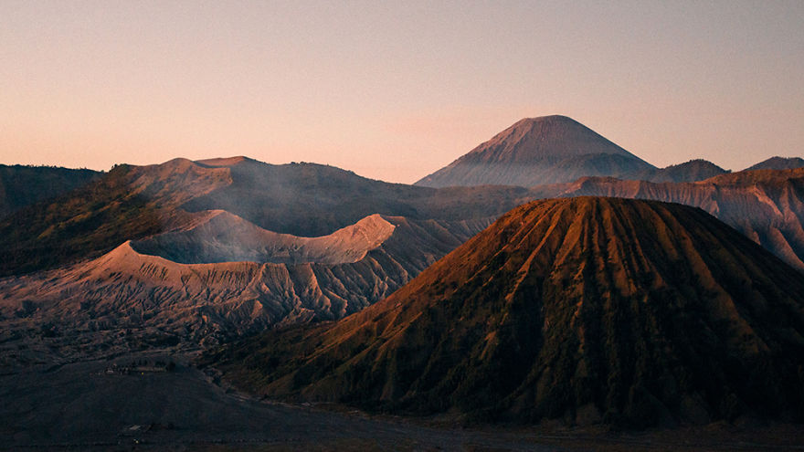 I Photographed A Volcano In Indonesia And It Looks Like Another Planet I Photographed A Volcano In Indonesia And It Looks Like Another Planet