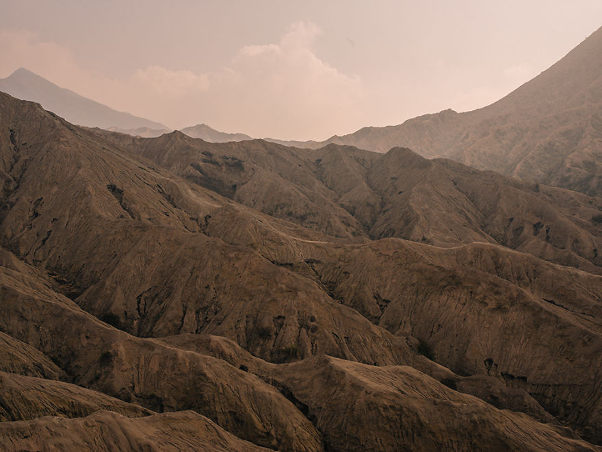 I Photographed A Volcano In Indonesia And It Looks Like Another Planet I Photographed A Volcano In Indonesia And It Looks Like Another Planet