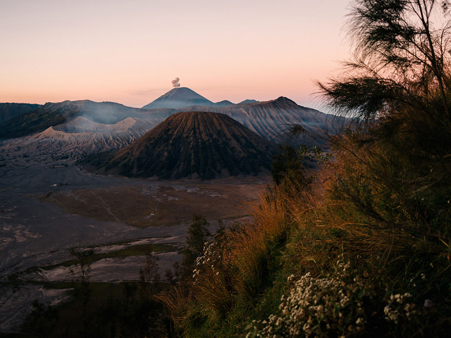 I Photographed A Volcano In Indonesia And It Looks Like Another Planet I Photographed A Volcano In Indonesia And It Looks Like Another Planet
