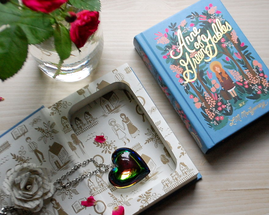I’m A Shy Bookworm, And I Found A Bookish Way To Make My Living Without Leaving Home