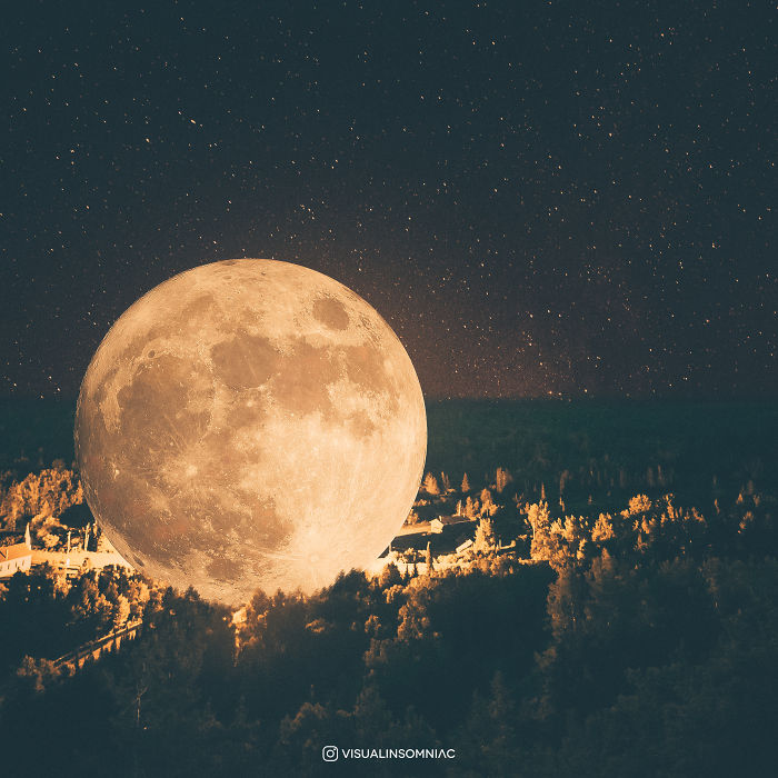 Selenophile Artist Expressed His Love To Moon Through His Art.