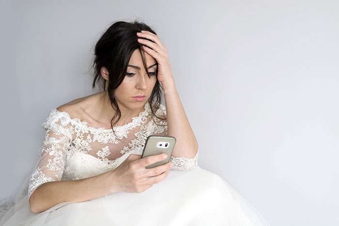 Woman Receives Screenshots Of Fiancé's Affair Texts Just Before Wedding, Reads Them Out Instead Of Vows Woman Receives Screenshots Of Fiancé's Affair Texts Just Before Wedding, Reads Them Out Instead Of Vows