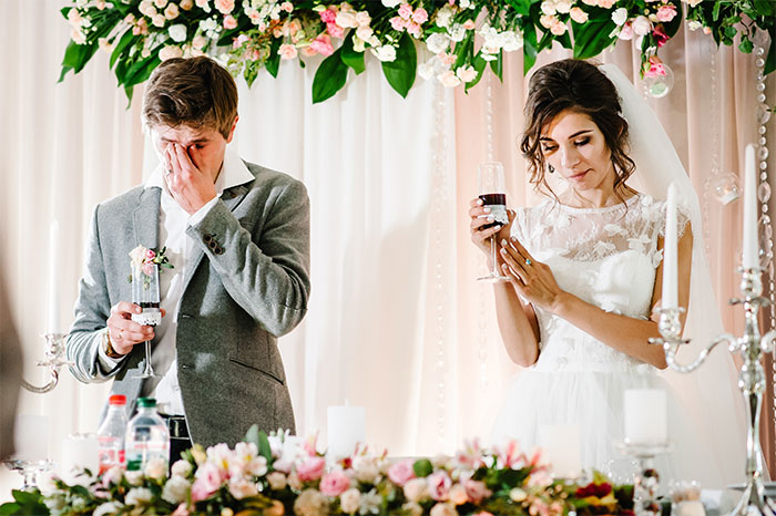 Woman Receives Screenshots Of Fiancé’s Affair Texts Just Before Wedding, Reads Them Out Instead Of Vows