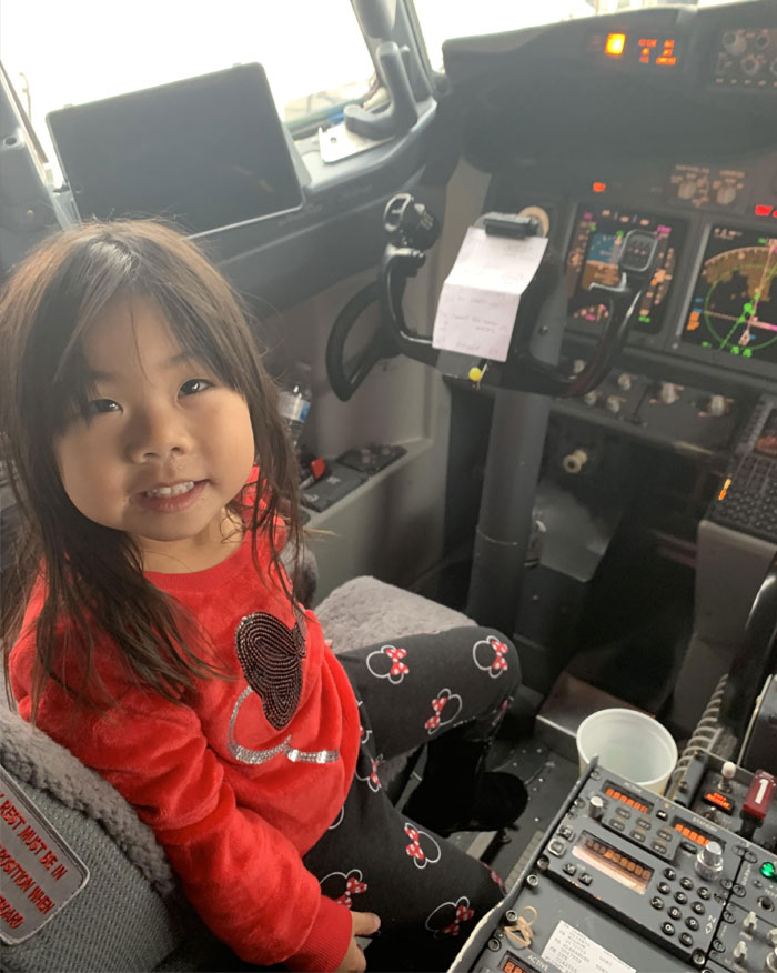 My Little Girl Unexpectedly Got To Sit On The Pilot's Chair In The Cockpit Of A United Flight On Thanksgiving