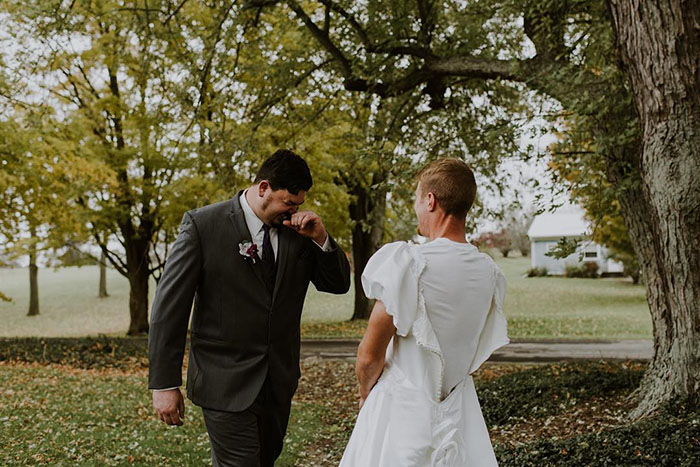 Bride Sends Groom’s Best Friend For ‘First Look’ Instead Of Herself Bride Sends Groom’s Best Friend For ‘First Look’ Instead Of Herself