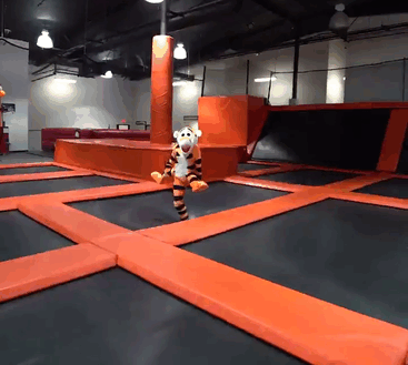 Every Halloween This One-Legged Guy Makes An Epic Halloween Costume, And He Just Revealed His 2018 Costume