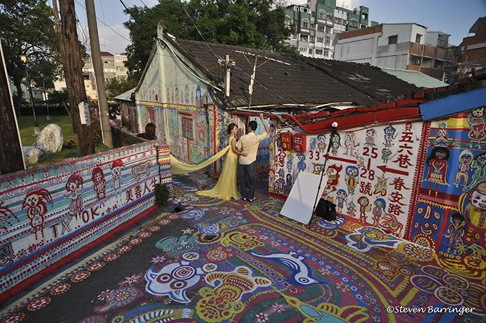 96-Year-Old Taiwanese Man Saves His Village From Demolition By Turning It Into A "Rainbow Village" 96-Year-Old Taiwanese Man Saves His Village From Demolition By Turning It Into A "Rainbow Village"