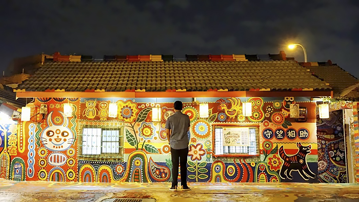 96-Year-Old Taiwanese Man Saves His Village From Demolition By Turning It Into A "Rainbow Village" 96-Year-Old Taiwanese Man Saves His Village From Demolition By Turning It Into A "Rainbow Village"