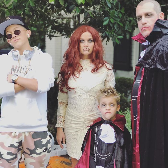 Reese Witherspoon And Her Family As Mummies And Vampires