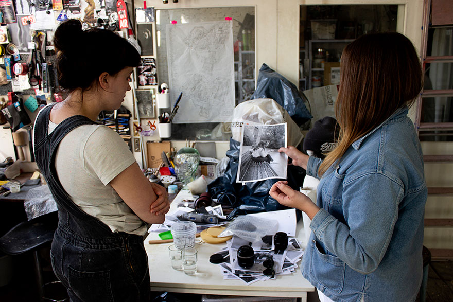 To Highlight Our Obsession With Phones, This British Artist Created A Relatable Sculpture To Highlight Our Obsession With Phones, This British Artist Created A Relatable Sculpture