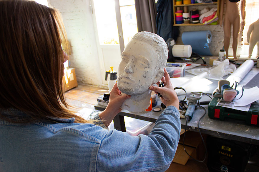 To Highlight Our Obsession With Phones, This British Artist Created A Relatable Sculpture To Highlight Our Obsession With Phones, This British Artist Created A Relatable Sculpture