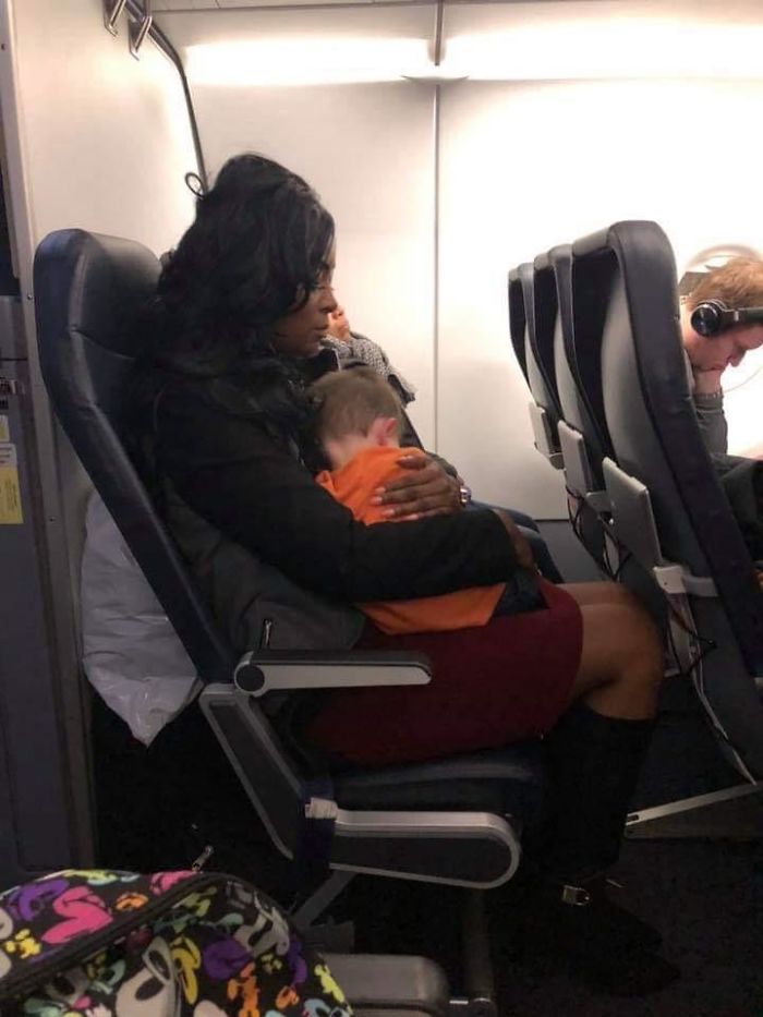 This Kind Woman Helped A Mom Calm Her Crying Boy On A Flight. He Slept In Her Arms The Entire Flight And She Walked Him To Baggage Claim When They Landed