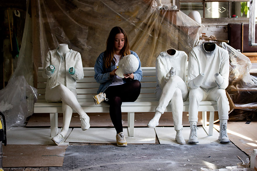 To Highlight Our Obsession With Phones, This British Artist Created A Relatable Sculpture To Highlight Our Obsession With Phones, This British Artist Created A Relatable Sculpture