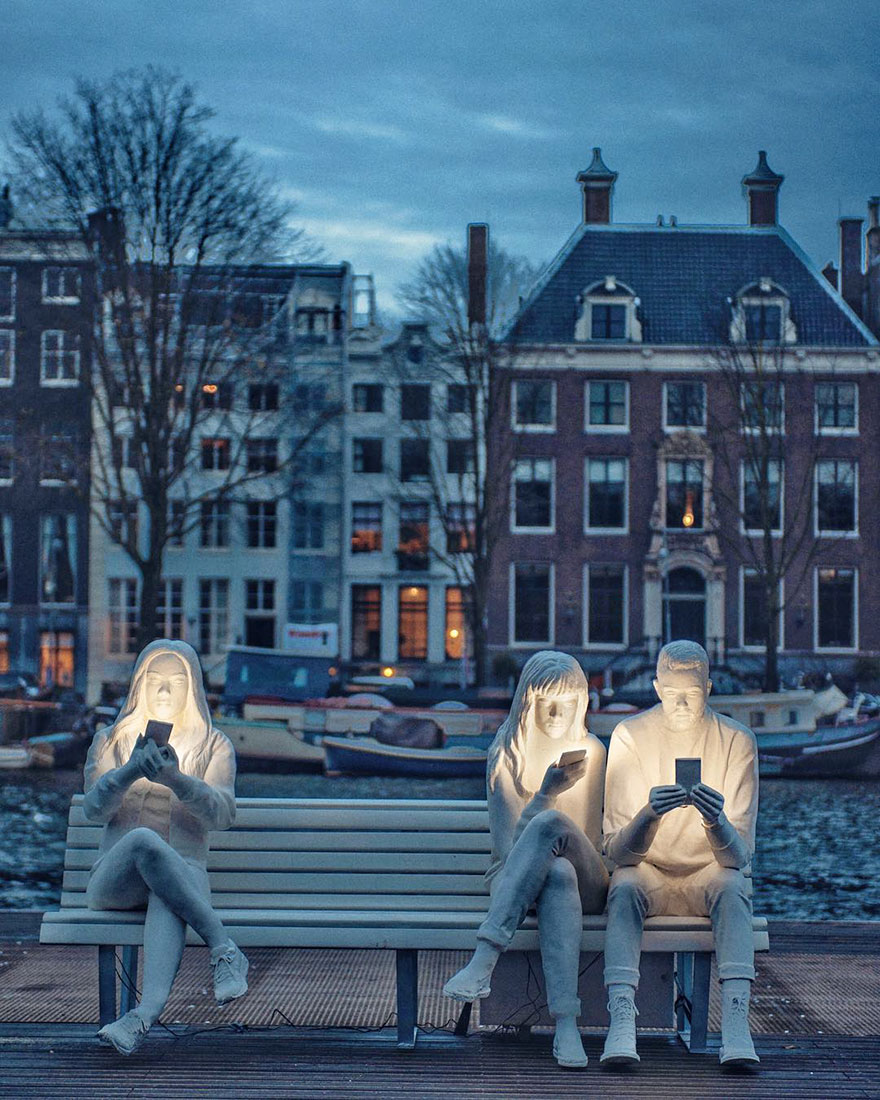 To Highlight Our Obsession With Phones, This British Artist Created A Relatable Sculpture To Highlight Our Obsession With Phones, This British Artist Created A Relatable Sculpture