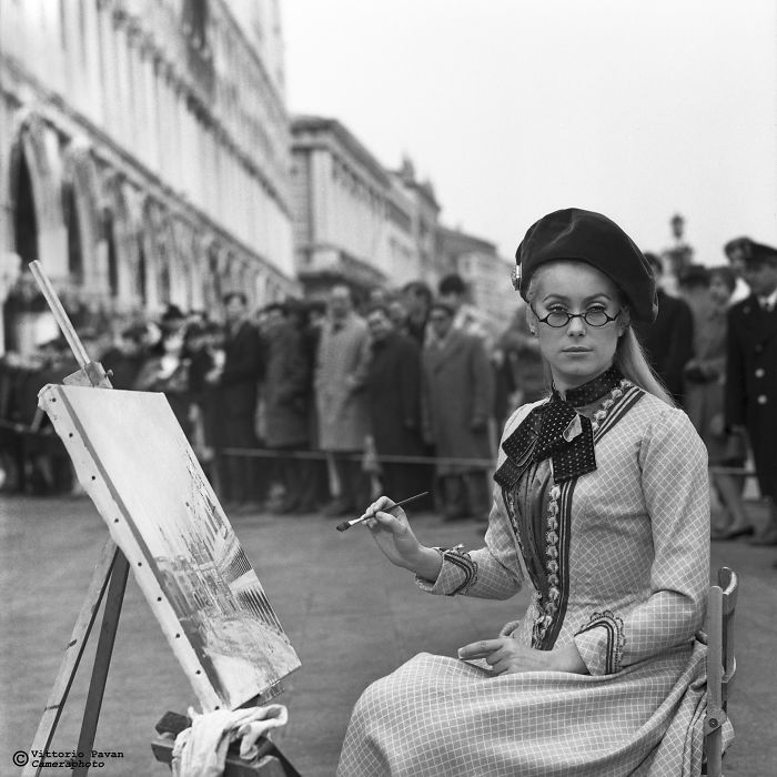 Black and white photo of a celebrity painting outdoors, capturing rare moments of celebrities in Venice in the 50s and 60s.