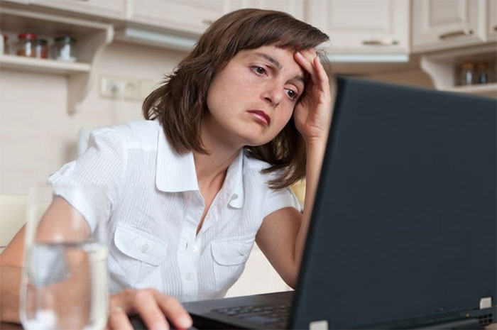 Teacher Demands 120 Free Vinyl Decals In Time For Christmas, Goes Crazy When The Woman Says No