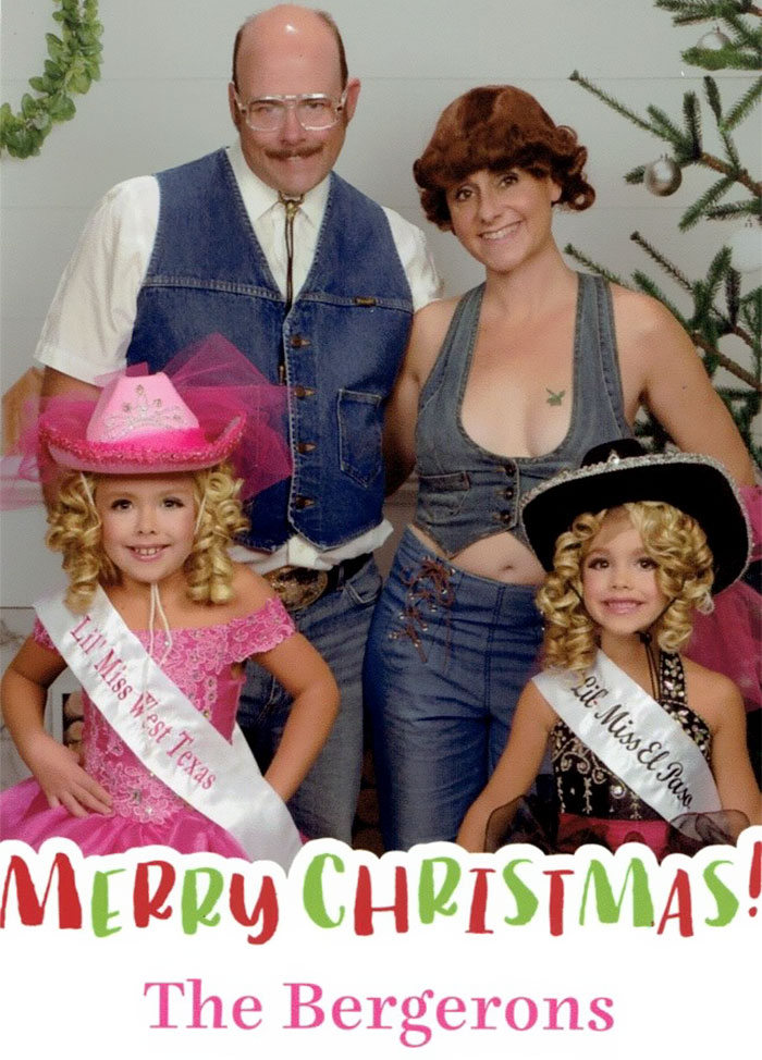 Family Sends The Most Awkward Christmas Cards For 16 Years, And It’s Too Funny Family Sends The Most Awkward Christmas Cards For 16 Years, And It’s Too Funny