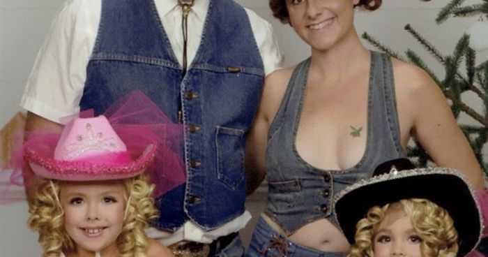 Family Sends The Most Awkward Christmas Cards For 16 Years, And It’s Too Funny