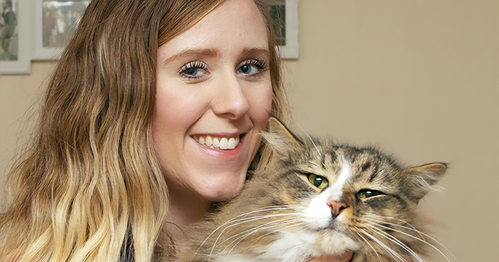 Tras 14 meses desaparecido, esta dueña encontró a su gato el doble de enorme porque estuvo viviendo en una fábrica de comida para mascotas