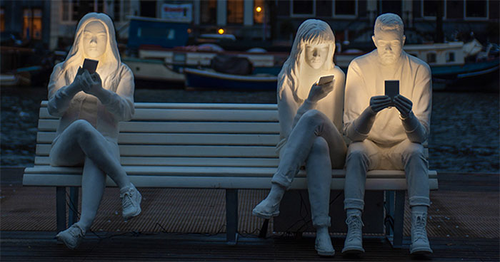 To Highlight Our Obsession With Phones, This British Artist Created A Relatable Sculpture
