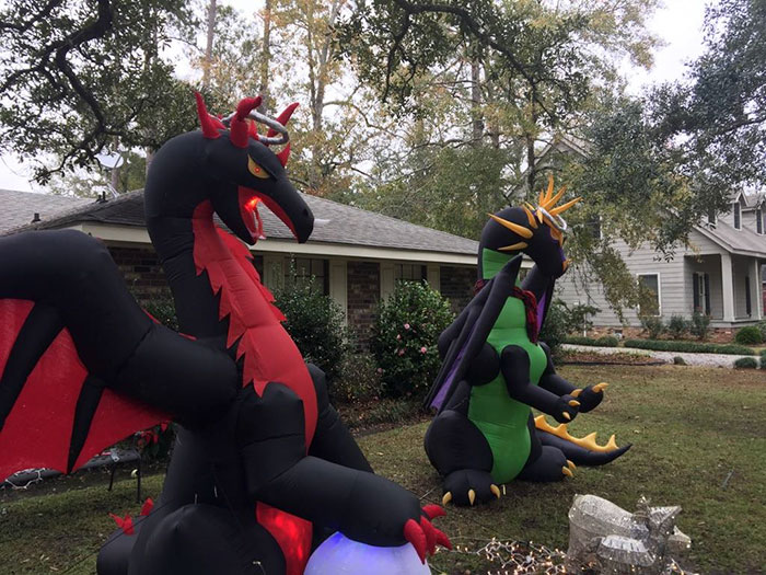 Neighbors Are Saying This Woman's Christmas Dragon Decorations Are Inappropriate, So She 'Fixes' It Neighbors Are Saying This Woman's Christmas Dragon Decorations Are Inappropriate, So She 'Fixes' It