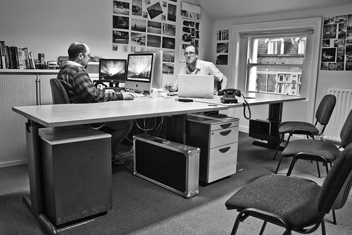 Este director preguntó qué hacer con 2 empleados que siempre se van de trabajar a las 6, y le respondieron de la mejor forma