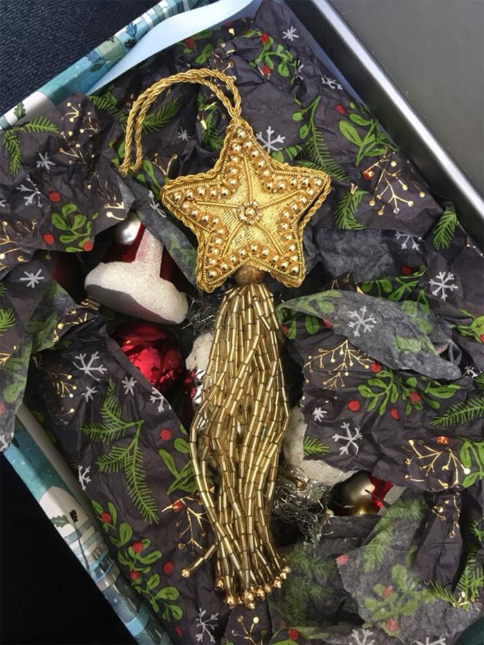 Rude Woman Demands Discount On A 50 Cent Christmas Ornament, Retail Worker Gets Revenge Rude Woman Demands Discount On A 50 Cent Christmas Ornament, Retail Worker Gets Revenge